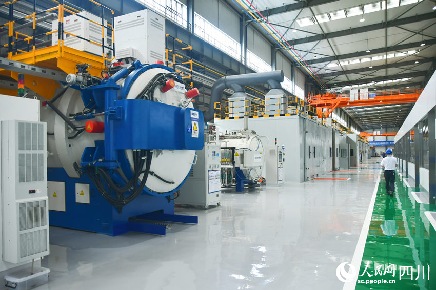 海内首个燃机智慧制造基地高温透平叶片喷涂数字化产线。。。。。人民网 赵祖乐摄