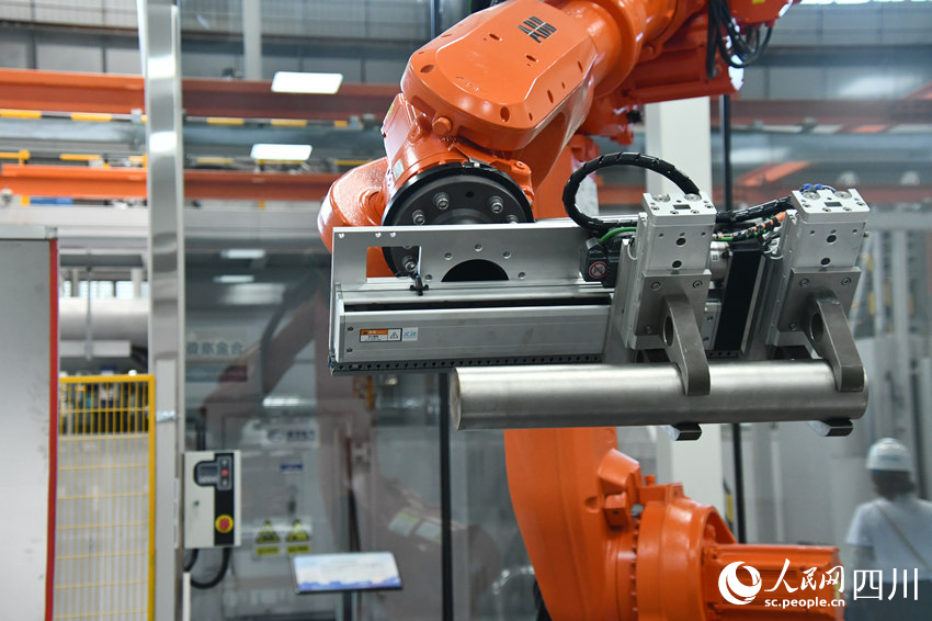 海内首个燃机智慧制造基地高温透平叶片精铸数字化产线。。。。。人民网 赵祖乐摄