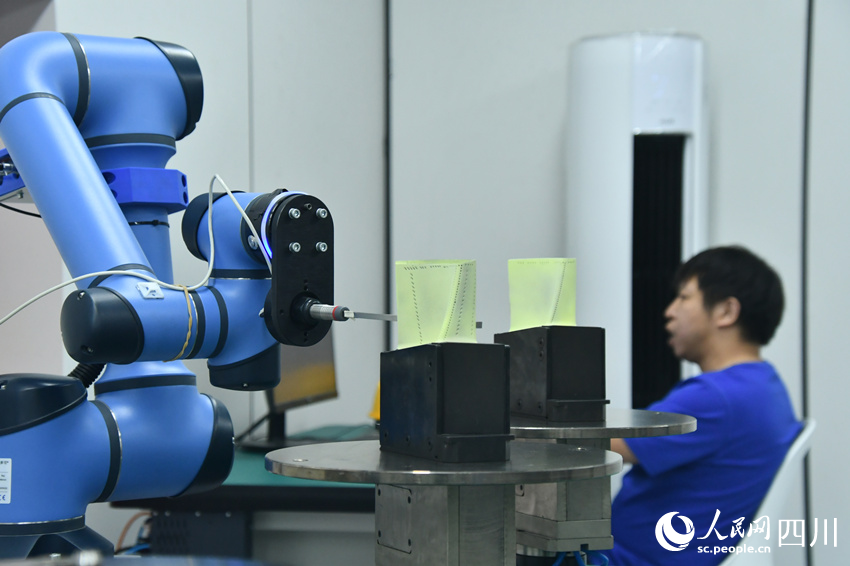 海内首个燃机智慧制造基地高温透平叶片精铸数字化产线。。。。。人民网 赵祖乐摄