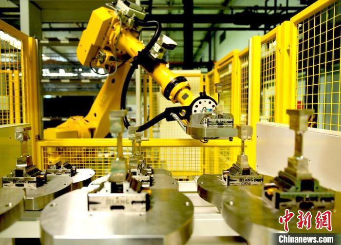 产线机械人安排完工叶片。。。　刘岗 摄