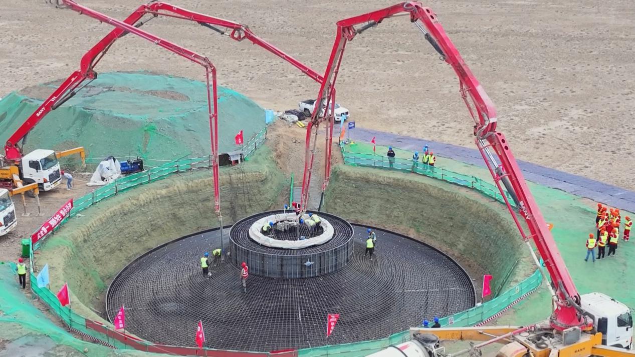 图为优德88木垒100万千瓦风电项目正在举行装备基础混凝土浇筑事情