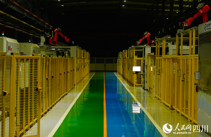 藏在一排排柜子里的智能加工机械昼夜一直地运转。。。人民网记者 王波摄