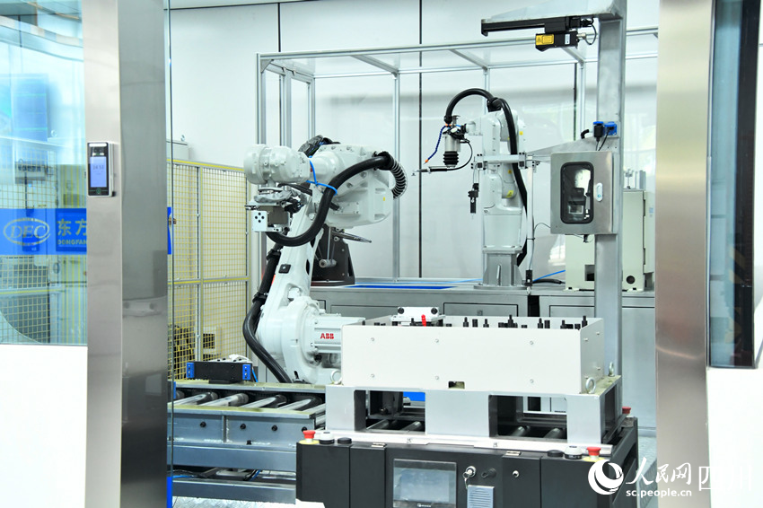 海内首个燃机智慧制造基地高温透平叶片喷涂数字化产线。。。。。人民网 赵祖乐摄