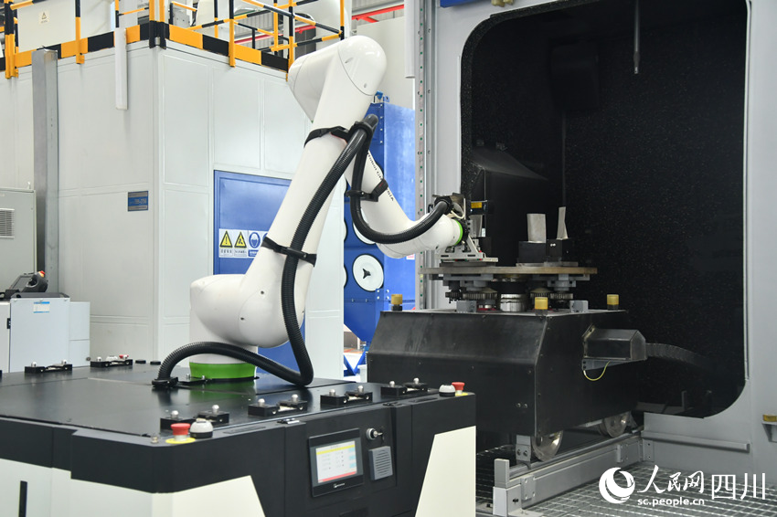 海内首个燃机智慧制造基地高温透平叶片喷涂数字化产线。。。。。人民网 赵祖乐摄